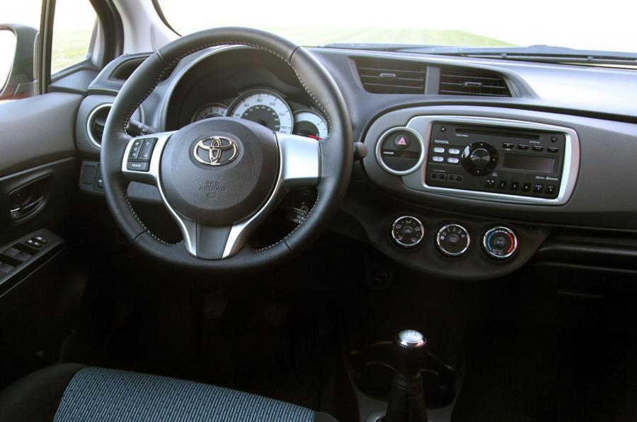  Toyota Yaris SE 2012 года  (фото 22 из 33)